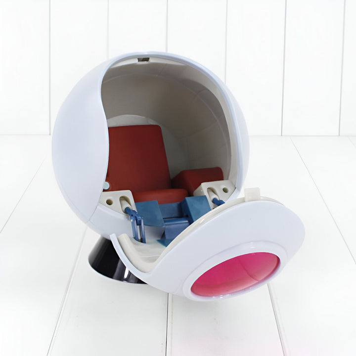 L'image montre une figurine de la capsule spatiale de Dragon Ball Z. La capsule est blanche et rouge à l'intérieur. Elle est ouverte et on peut voir le siège à l'intérieur. La capsule est posée sur un socle noir.,FI-4521685544