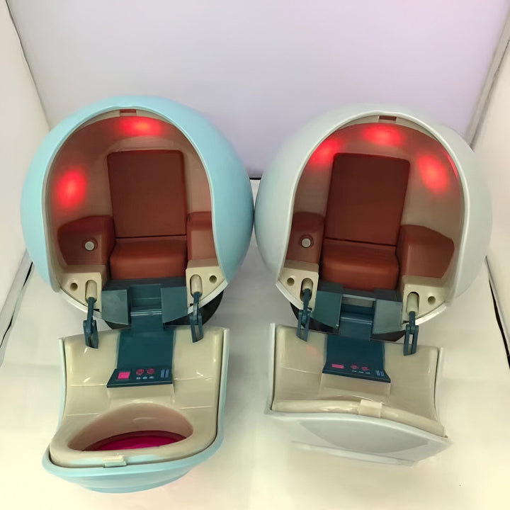 Deux sièges marron avec un intérieur rougeoyant. Les sièges sont dans des capsules bleues qui peuvent s'ouvrir.,FI-4521685544