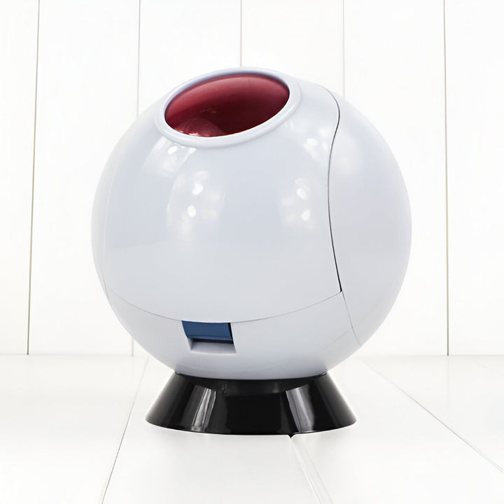 Une image d'une figurine de la Capsule Corp, un vaisseau spatial de la série animée Dragon Ball Z. La figurine est blanche et rouge avec un dôme transparent. Elle est posée sur un socle noir.,FI-4521685544