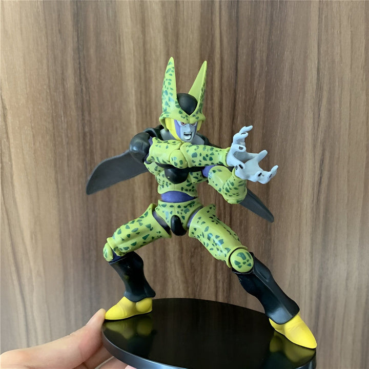 Une figurine de Cell, un personnage de Dragon Ball Z. Il est vert avec des ailes noires et des tâches violettes. Il est en position de combat.,FI-0092515282