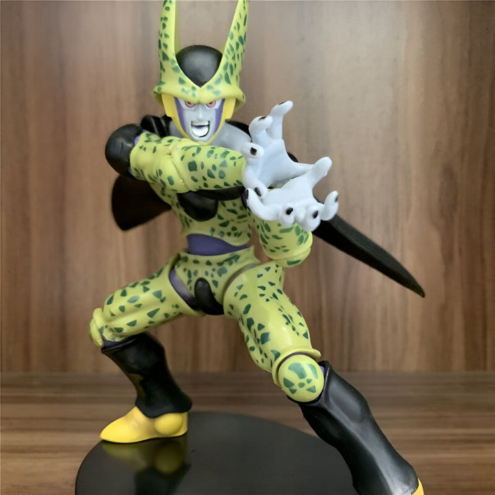 Une figurine de Cell, un personnage de Dragon Ball Z. Il est vert et a des ailes. Il est en position de combat.,FI-0092515282