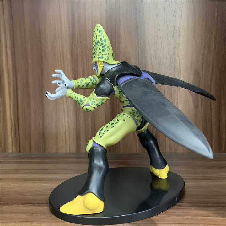 Une figurine de Cell, un personnage de Dragon Ball Z. Il est vert et noir, avec des ailes noires et des yeux jaunes. Il est en position de combat.,FI-0092515282