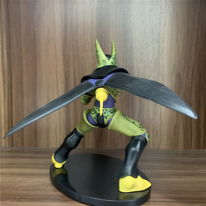 Une figurine de Cell, un personnage de Dragon Ball Z. Il est vert et a des ailes noires. Il est en position de combat.,FI-0092515282