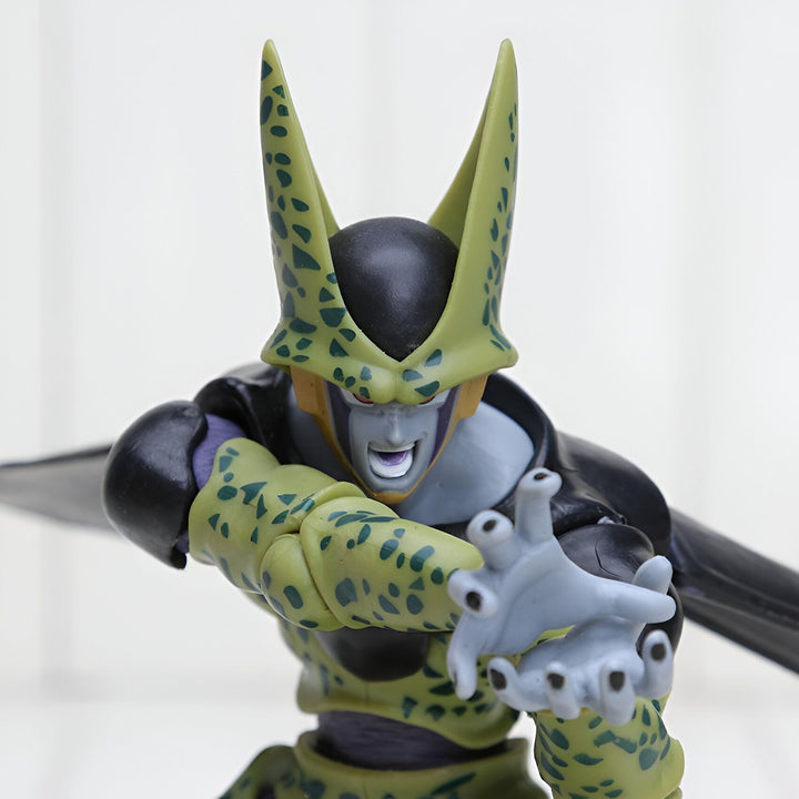 Une figurine de Cell, un personnage de Dragon Ball Z. Il est vert avec des ailes noires et des tâches noires sur le corps. Il a une tête d'insecte avec des yeux jaunes et une bouche ouverte. Il est en position d'attaque.,FI-0092515282