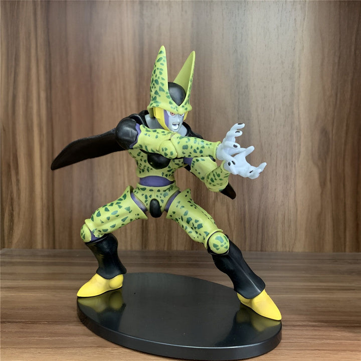 Une figurine de Cell, un personnage de Dragon Ball Z. Il est vert avec des ailes noires et des points violets. Il est en position de combat.,FI-0092515282