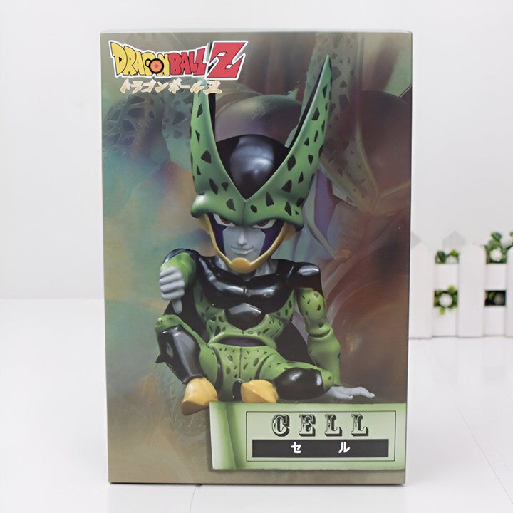 Une figurine de Cell, un personnage de Dragon Ball Z. Il est assis sur une boîte verte et porte un pantalon noir et une chemise verte. Il a une longue queue et des ailes vertes.,FI-8592560632