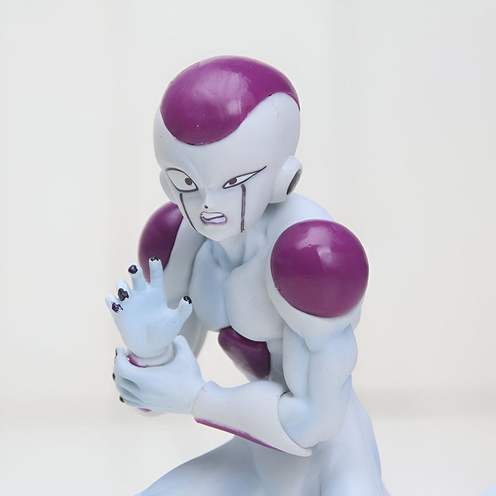 Une figurine de Freezer, un personnage de Dragon Ball Z. Il est représenté en train de se tenir la tête, avec une expression de douleur sur le visage. Il est vêtu d'une combinaison blanche et violette, et a une peau violette.,FI-7904673061
