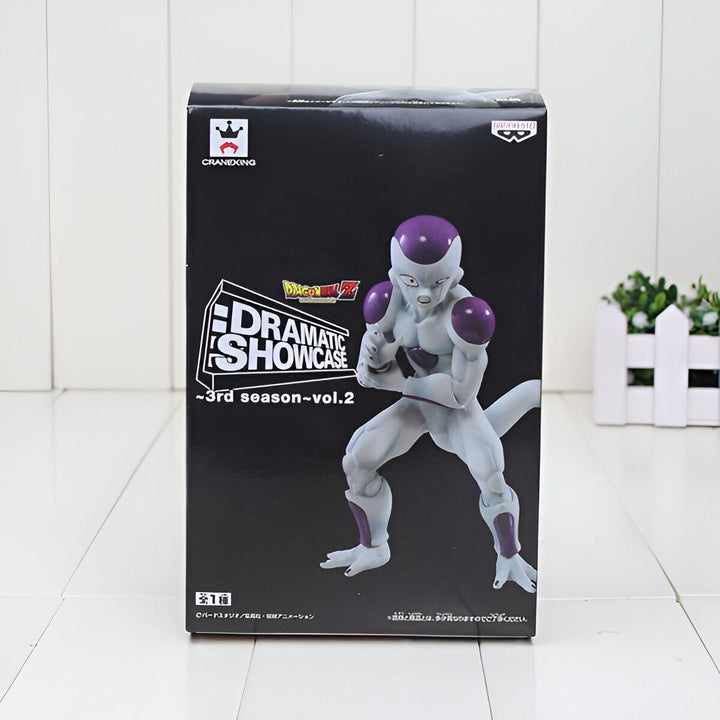 Une figurine de Freezer, un personnage de Dragon Ball Z. Il est représenté dans sa forme finale, avec une peau blanche et des ailes violettes. Il est également doté d'une longue queue et de cornes sur la tête. La figurine est posée sur un socle noir et est entourée d'une boîte en carton.,FI-7904673061