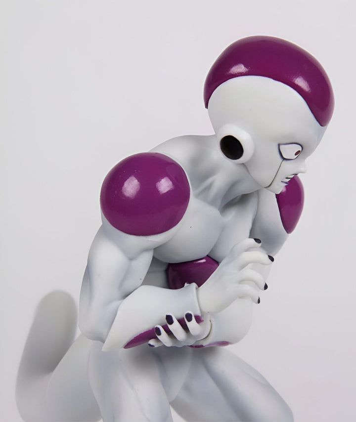 Une figurine de Freezer, un personnage de Dragon Ball Z. Il est représenté en train de se mettre en position pour attaquer.,FI-7904673061