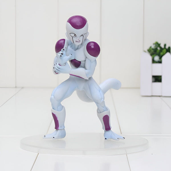 Une figurine de Freezer, un personnage de Dragon Ball Z. Il est représenté en train de se préparer à attaquer, avec ses poings serrés et ses yeux écarquillés. Il est vêtu d'une combinaison blanche et violette, et a une longue queue violette.,FI-7904673061