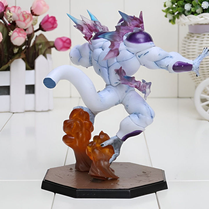 Une figurine de Freezer, un personnage de Dragon Ball Z. Il est représenté en train de voler, avec ses ailes déployées. Il porte une armure violette et blanche, et a une longue queue.,FI-723044215X