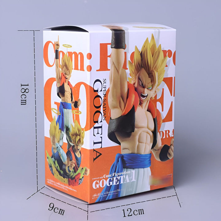 Une figurine de Gogeta, un personnage de Dragon Ball Z. Il est représenté avec ses cheveux blonds et ses vêtements bleus. La figurine est dans une boîte transparente.,FI-5224029368