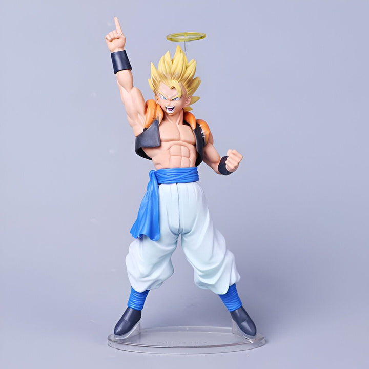Une figurine de Gotenks, un personnage de Dragon Ball Z, dans une position dynamique, avec un doigt pointé vers le haut et un sourire narquois. Il porte un gilet noir et un pantalon blanc, avec une ceinture bleue et des bottes noires. Il a les cheveux blonds et les yeux bleus, et est entouré d'un halo doré. La figurine est posée sur un socle transparent.,FI-5224029368
