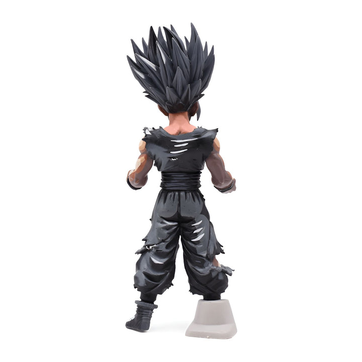 Une figurine de Son Gohan, un personnage de Dragon Ball Z. Il est vêtu d'une combinaison noire et violette déchirée et a les cheveux noirs hérissés. Il est en position de combat, le poing droit en avant et le gauche en arrière.,FI-0526873817