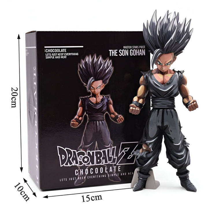 Une figurine de Son Gohan, un personnage de Dragon Ball Z. Il est vêtu d'une combinaison noire et a les cheveux noirs. Il est en position de combat. La figurine est dans une boîte noire avec une illustration de Son Gohan dessus.,FI-0526873817