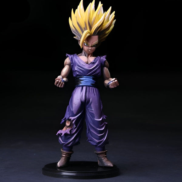 Une figurine de Son Gohan, un personnage de Dragon Ball Z. Il est représenté avec ses cheveux blonds hérissés, sa tenue violette déchirée et ses poings serrés.,FI-0070019088