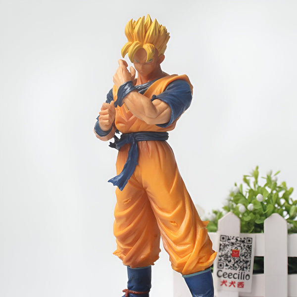 Une figurine de Son Gohan, un personnage de la série animée Dragon Ball Z. Il est représenté avec ses cheveux blonds hérissés, sa tenue orange et bleue et sa ceinture bleue. Il est en position de combat, le poing droit levé.,FI-5855664635