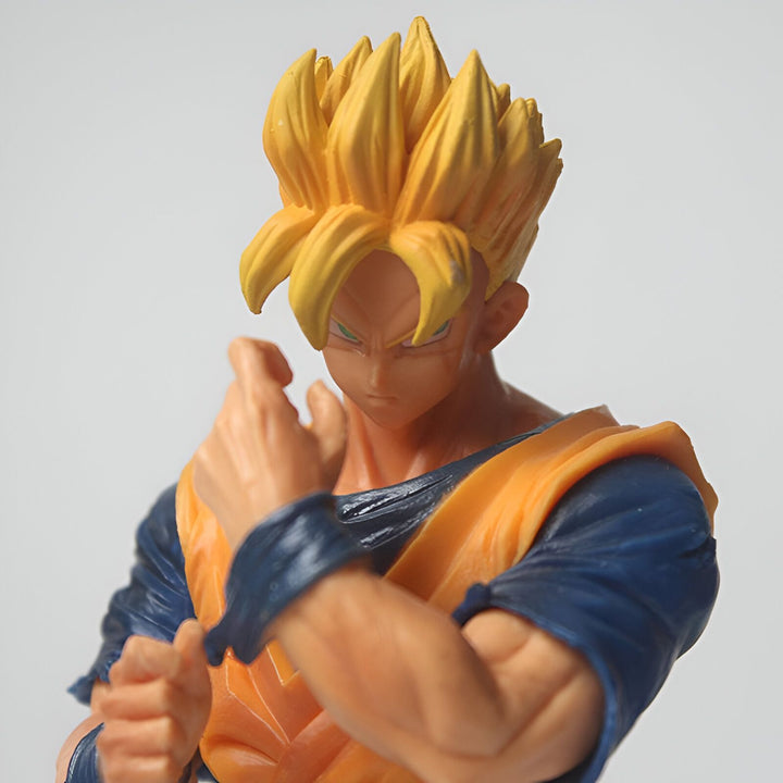 Une figurine de Son Gohan, un personnage de Dragon Ball Z, avec ses cheveux jaunes hérissés, sa peau dorée et sa combinaison orange et bleue déchirée.,FI-5855664635