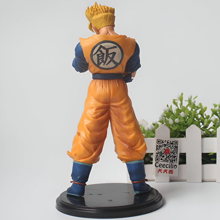 Une figurine de Son Gohan, un personnage de Dragon Ball Z. Il est vêtu de son costume orange et bleu et porte le symbole de la tortue sur son dos. Il est debout sur un socle noir.,FI-5855664635