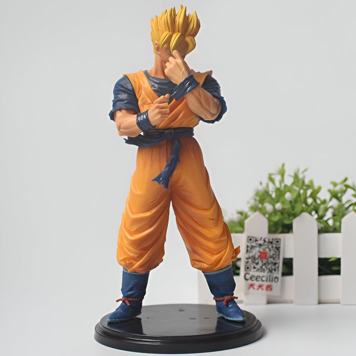 Une figurine de Son Gohan, un personnage de la série animée Dragon Ball Z. Il est représenté avec ses cheveux blonds hérissés, sa tenue orange et bleue, et sa ceinture bleue. Il est en position de combat, le poing droit levé et la main gauche sur la tempe.,FI-5855664635