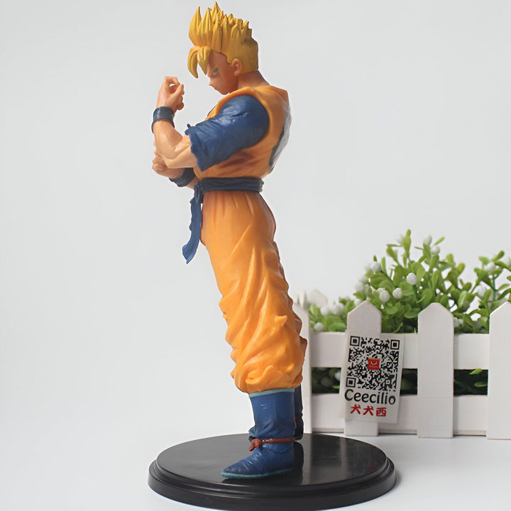 Une figurine de Son Gohan, un personnage de Dragon Ball Z. Il est représenté avec ses cheveux blonds hérissés, sa tenue orange et bleue, et ses poings serrés. Il est debout sur un socle noir.,FI-5855664635