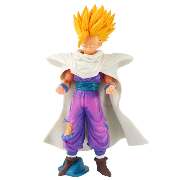 Une figurine de Gohan, un personnage de Dragon Ball Z. Il est vêtu d'une combinaison violette et blanche et d'une cape blanche. Il a les cheveux jaunes et les yeux bleus. Il est en position de combat.,FI-6125234525