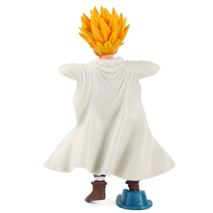 Une figurine de Son Gohan, un personnage de Dragon Ball Z, portant une cape blanche et un chapeau bleu.,FI-6125234525