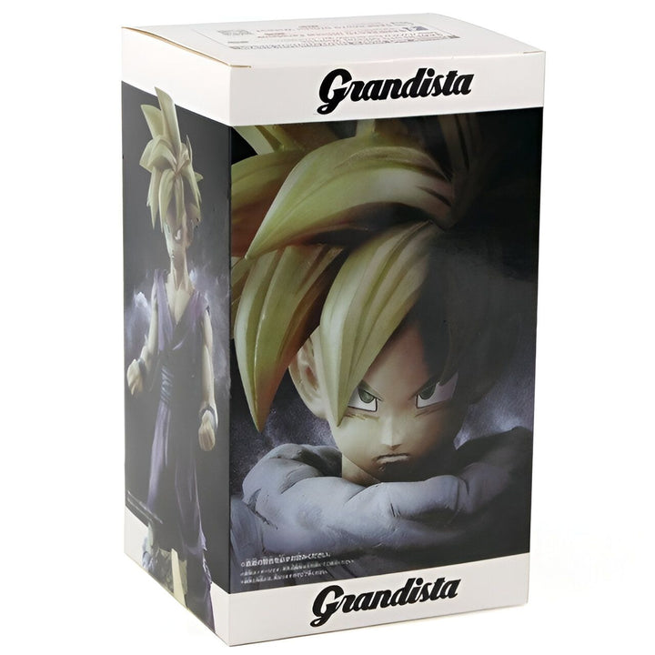 Une figurine de Son Gohan, un personnage de la série Dragon Ball Z. Il est représenté dans sa tenue de combat, avec ses cheveux blonds hérissés et son regard déterminé. La figurine est en PVC et mesure environ 20 cm de haut. Elle est vendue dans une boîte avec un socle transparent.,FI-6125234525