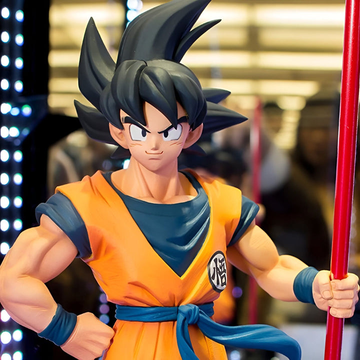Une figurine de Son Goku, un personnage de la série animée Dragon Ball Z. Il est vêtu de son costume orange et bleu et tient un bâton dans sa main droite.,FI-3816790240