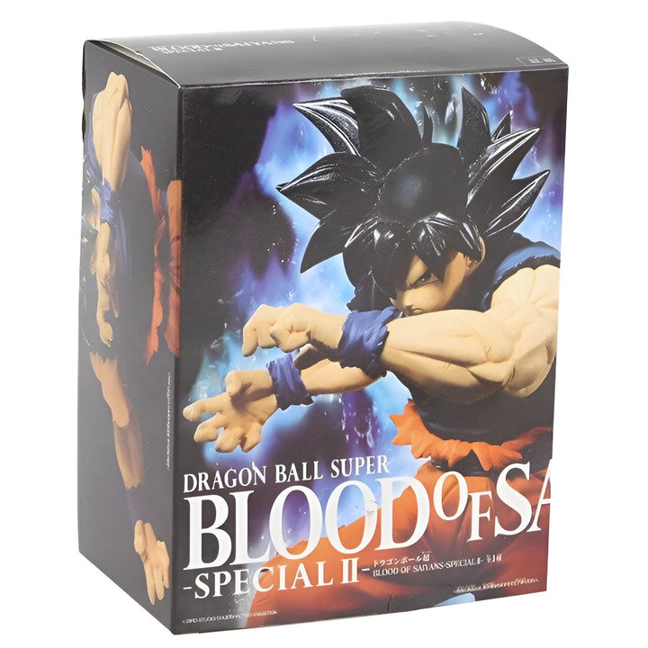 Une figurine de Son Goku, un personnage de Dragon Ball Super. Il est représenté avec ses cheveux noirs et ses vêtements bleus. Il est en position de combat, prêt à attaquer. La figurine est dans une boîte transparente.,FI-2500331369