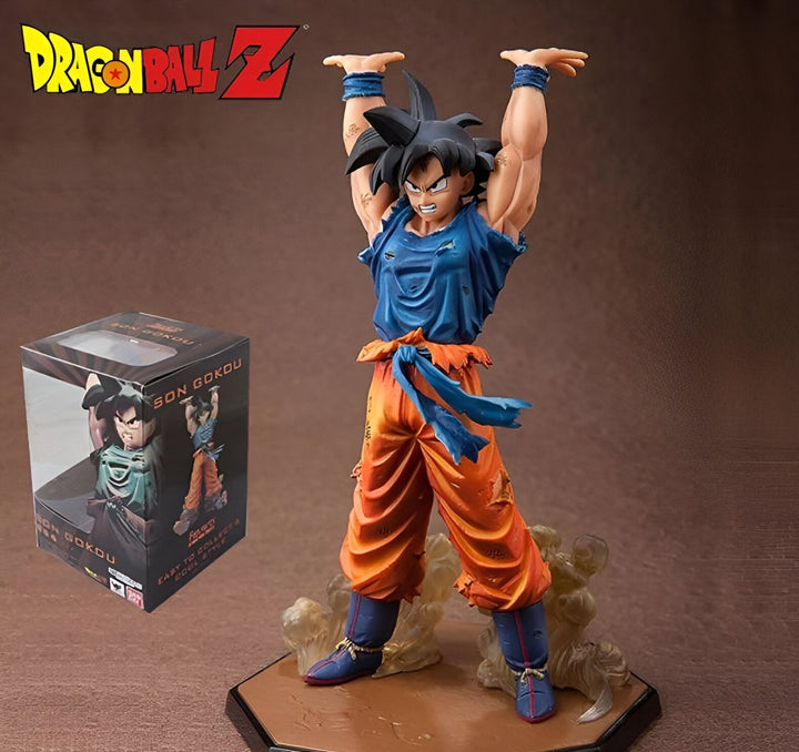 Une figurine de Son Goku, un personnage de Dragon Ball Z. Il est vêtu de son costume orange et bleu déchiré et est en position de combat. La figurine est posée sur un socle marron.,FI-9354687512