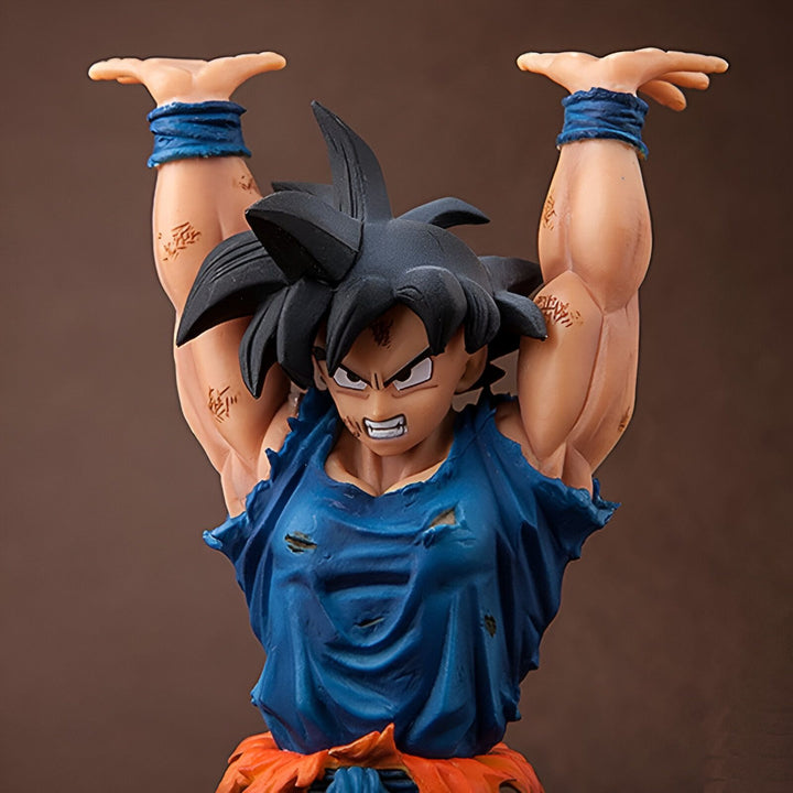 Une figurine de Son Goku, un personnage de la série animée Dragon Ball Z. Il est représenté en train de se préparer à attaquer, avec les bras levés et les muscles tendus. Il porte un gi orange et bleu déchiré, et a les cheveux noirs hérissés.,FI-9354687512