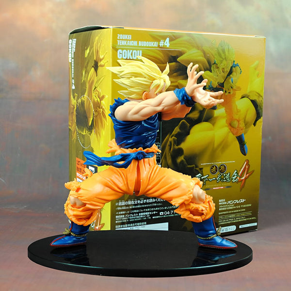 Une figurine de Son Goku, un personnage de la série animée Dragon Ball Z. Il est représenté en position de combat, avec les cheveux dressés et les poings serrés. Il porte une combinaison orange et bleue déchirée et des bottes jaunes. La figurine est posée sur un socle noir.,FI-8241401833