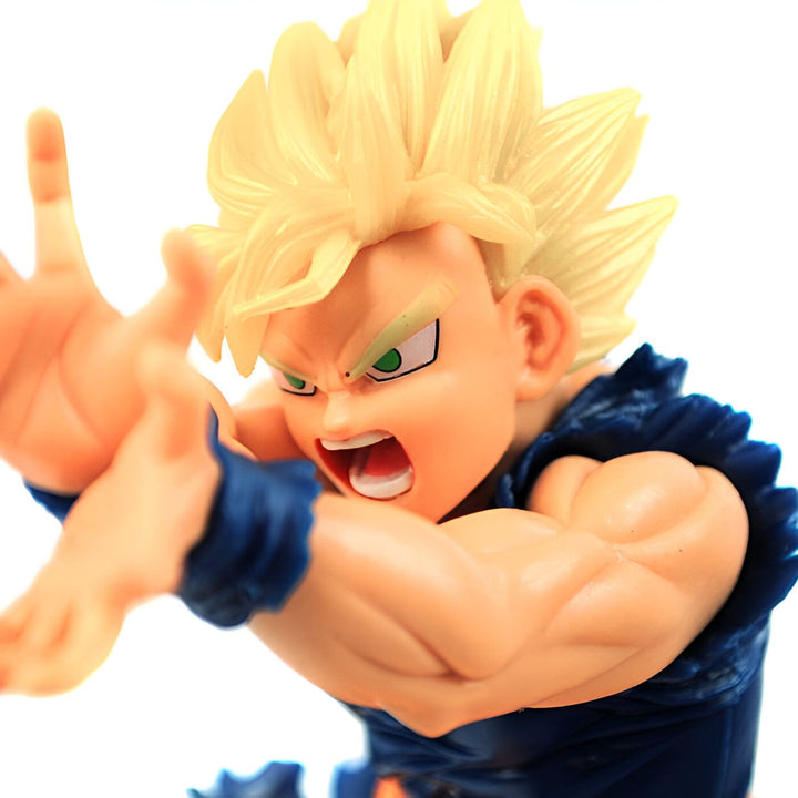 Une figurine de Son Goku, un personnage de la série animée Dragon Ball Z. Il est représenté en train de crier et de lancer une attaque. Il a les cheveux blonds et les yeux verts. Il porte une combinaison bleue et une ceinture orange.,FI-8241401833