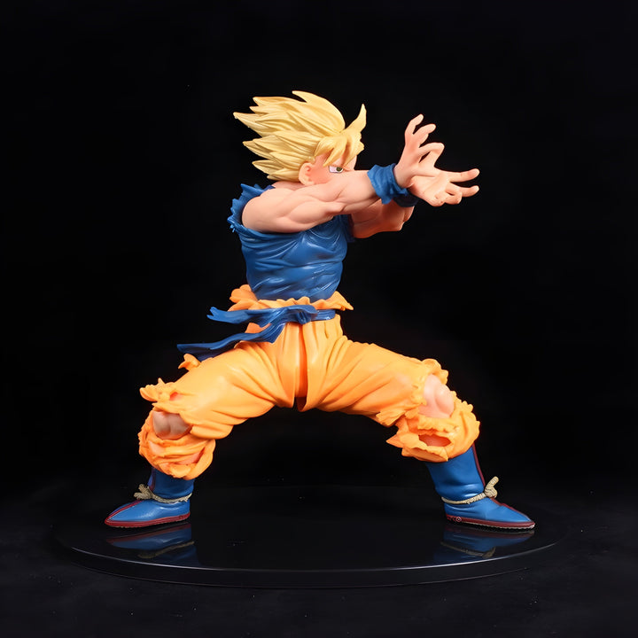 Une figurine de Son Goku, un personnage de la série animée Dragon Ball Z. Il est représenté en position de combat, avec les cheveux jaunes hérissés, le regard déterminé et les poings serrés. Il porte une combinaison bleue et orange déchirée et des bottes.,FI-8241401833