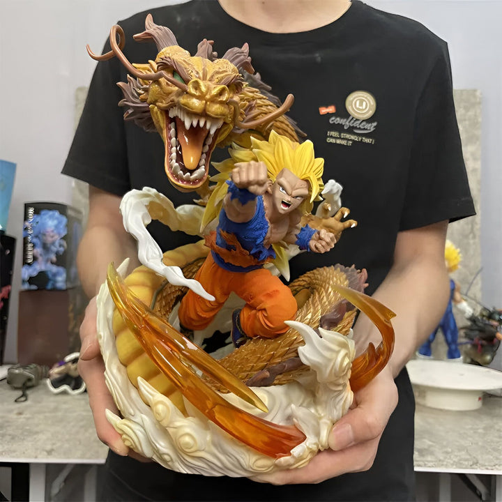Une image d'une figurine de Son Goku, un personnage de la série animée Dragon Ball Z. Il est représenté en train de combattre un dragon doré. La figurine est en résine et mesure environ 30 cm de haut.,FI-2625658126
