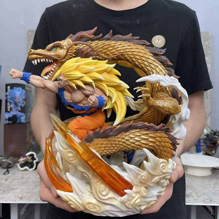 Une figurine de Son Goku, un personnage de la série animée Dragon Ball Z. Il est représenté en train de combattre un dragon doré.,FI-2625658126