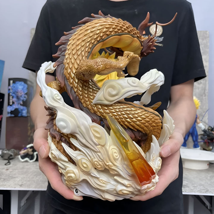 Une statue dorée d'un dragon chinois est posée sur un socle blanc. Le dragon est représenté en train de s'envoler, avec ses ailes déployées et sa queue enroulée autour de son corps. La statue est très détaillée et réaliste, avec des écailles finement sculptées et des yeux rouges brillants.,FI-2625658126