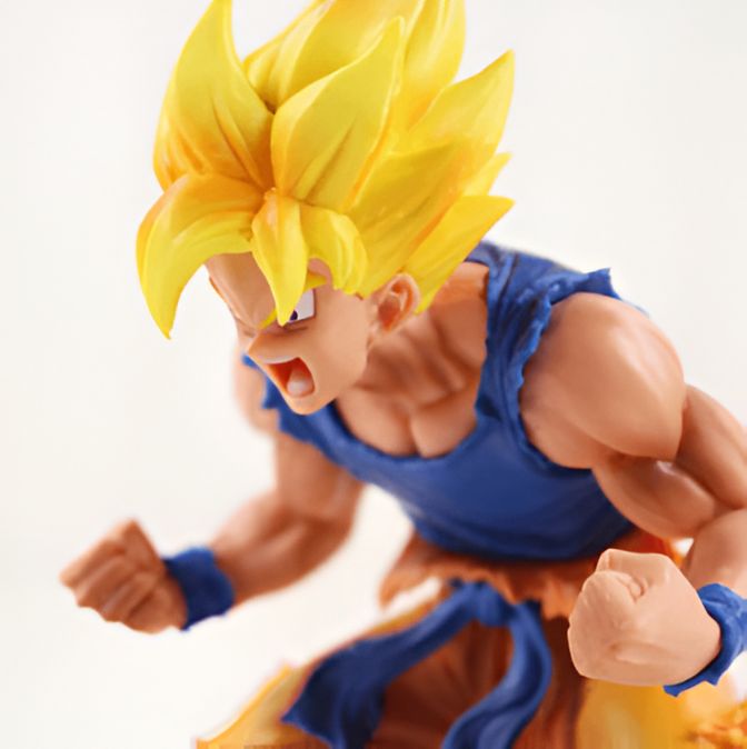 Une figurine de Son Goku, un personnage de la série animée Dragon Ball Z. Il est représenté avec ses cheveux jaunes hérissés, sa combinaison bleue et sa ceinture orange. Il est en position de combat, le poing droit en avant et le gauche replié près du corps.,FI-2717913173