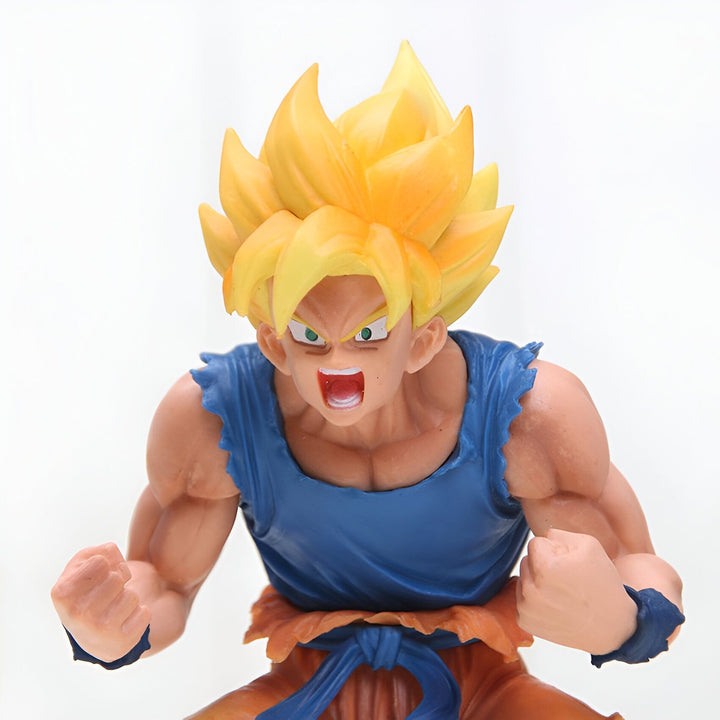 Une figurine de Son Goku, un personnage de la série animée Dragon Ball Z. Il est représenté avec ses cheveux blonds hérissés, sa combinaison bleue et sa ceinture orange. Il est en position de combat, le poing droit en avant et le gauche replié près du corps.,FI-2717913173