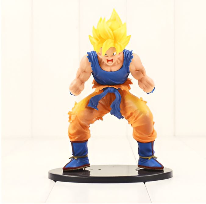 Une figurine de Son Goku, un personnage de la série animée Dragon Ball Z. Il est représenté en position de combat, avec les cheveux jaunes hérissés, le regard déterminé et les poings serrés. Il porte une combinaison orange et bleue déchirée, ainsi que des bottes et des gants bleus. La figurine est posée sur un socle noir.,FI-2717913173
