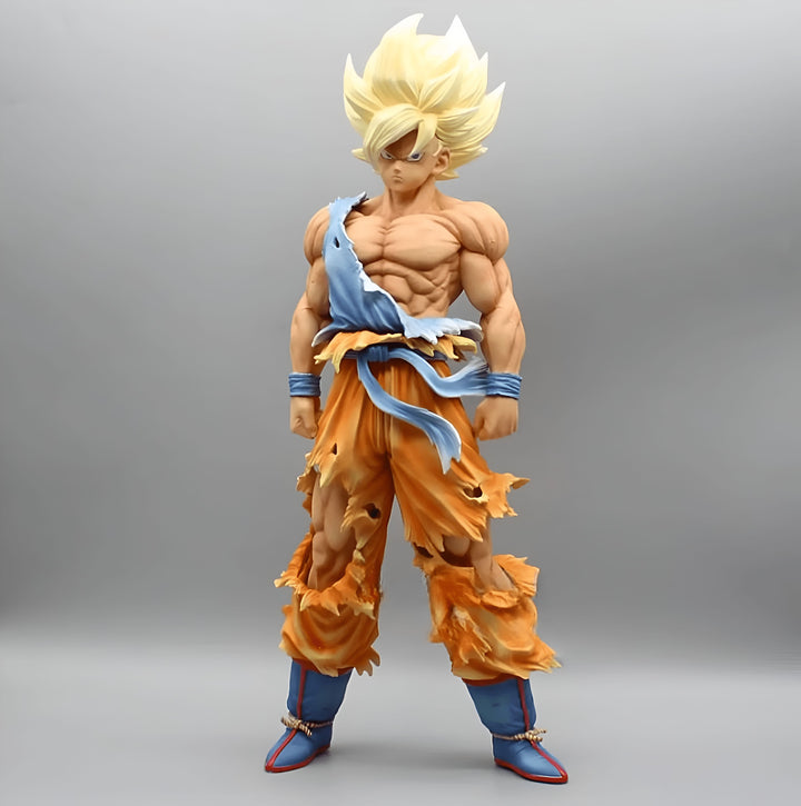 Une figurine de Son Goku, un personnage de la série animée Dragon Ball Z. Il est représenté avec ses cheveux blonds hérissés, sa combinaison orange déchirée et ses muscles saillants. Il est en position de combat, le poing droit en avant et le gauche replié près de sa hanche.,FI-4930058376