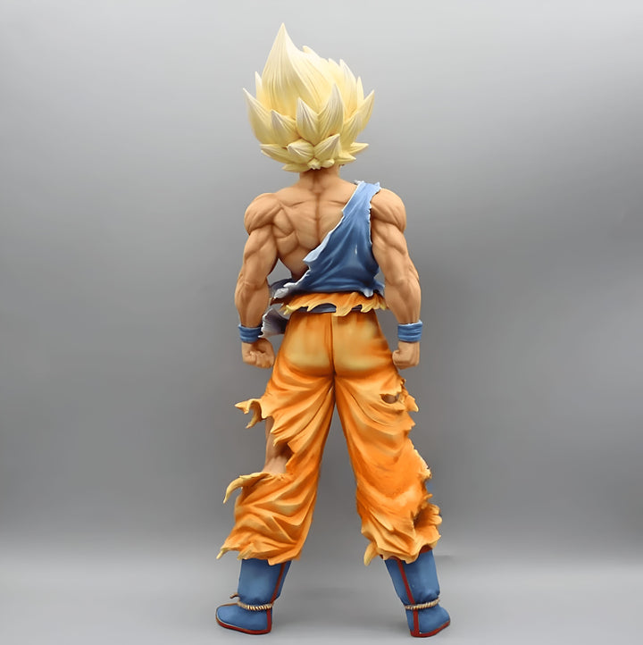 Une figurine de Son Goku, un personnage de la série animée Dragon Ball Z. Il est représenté de dos, avec ses cheveux blonds hérissés, sa combinaison orange déchirée et ses bottes bleues.,FI-4930058376
