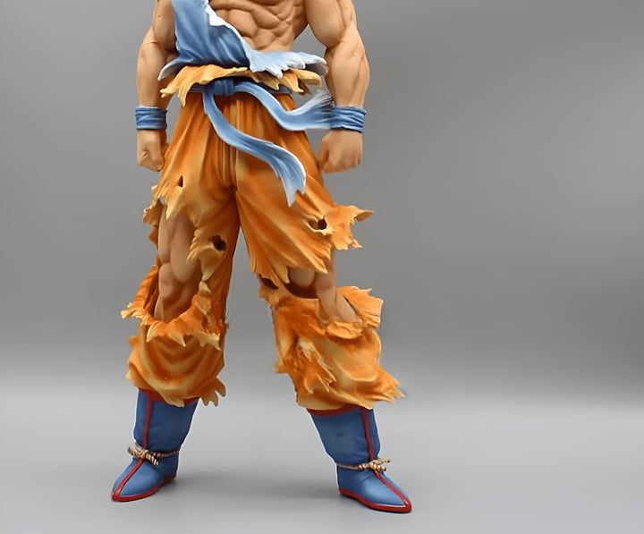 Une image de Son Goku, un personnage de la série Dragon Ball Z. Il est vêtu d'un pantalon orange déchiré et d'une ceinture bleue. Il a les cheveux noirs et les yeux bleus. Il est en position de combat.,FI-4930058376