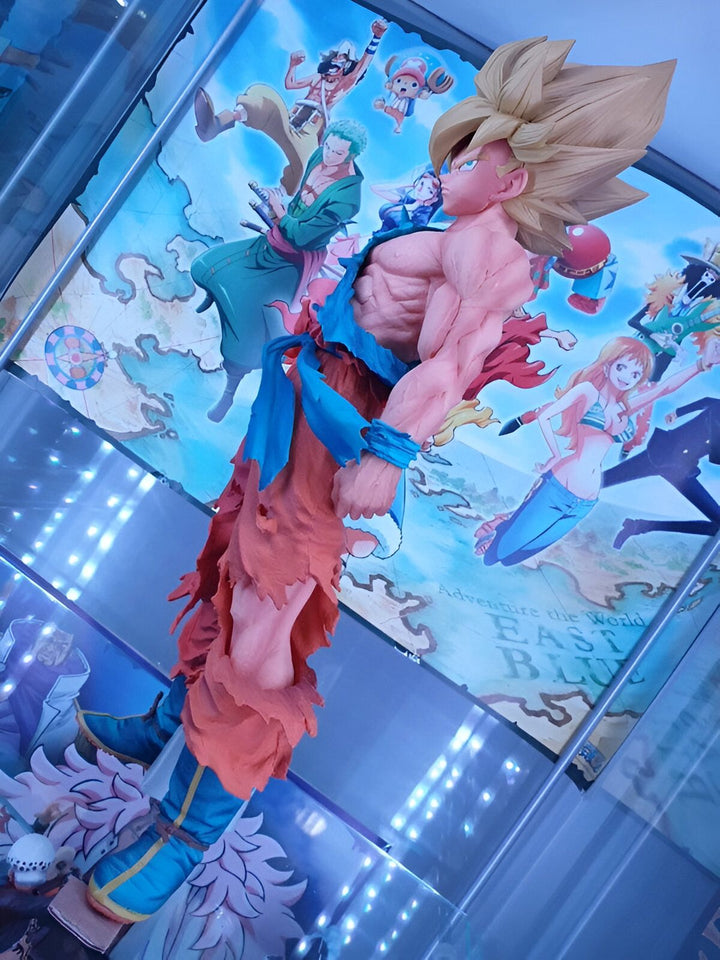 Une figurine de Son Goku, un personnage de la série animée Dragon Ball Z. Il est représenté avec ses cheveux blonds hérissés, sa peau dorée et ses muscles saillants. Il porte un pantalon orange déchiré et une ceinture bleue. Il est debout sur un socle transparent. En arrière-plan, on peut apercevoir une carte du monde et des personnages d'autres séries animées.,FI-4930058376