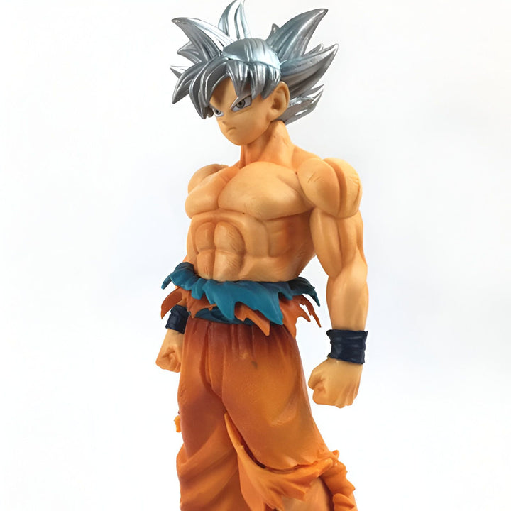 Une figurine de Son Goku, un personnage de la série animée Dragon Ball Z. Il est représenté avec ses cheveux argentés et sa tenue orange déchirée.,FI-6956439220