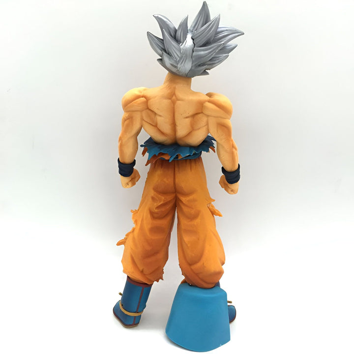 Une figurine de Son Goku, un personnage de la série animée Dragon Ball Z. Il est représenté de dos, avec ses cheveux argentés et sa tenue orange déchirée. Il est debout sur un socle bleu.,FI-6956439220