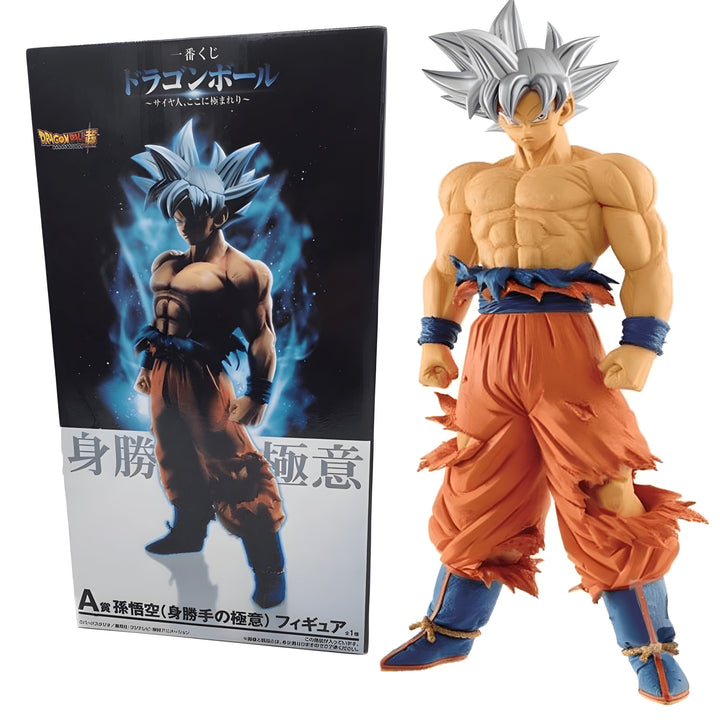 Une figurine de Son Goku, un personnage de la série Dragon Ball. Il est représenté avec ses cheveux argentés et son costume orange déchiré. La figurine est dans une boîte transparente.,FI-6956439220