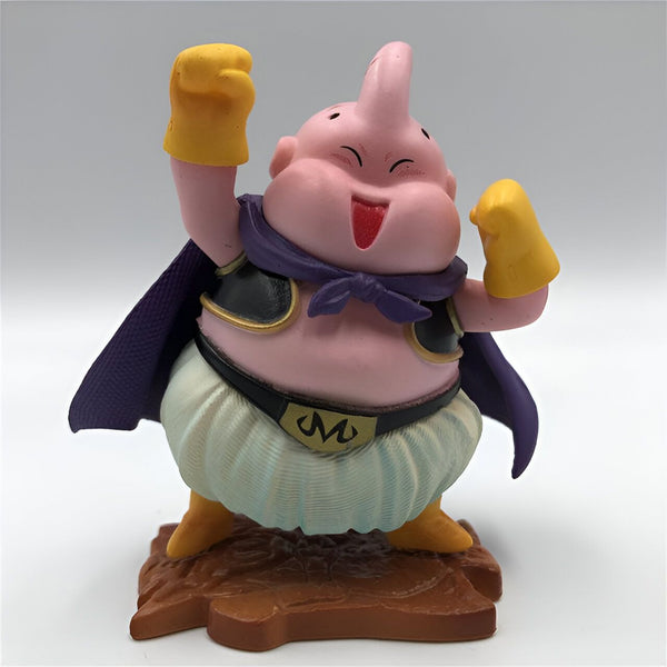 Une figurine de Majin Buu, un personnage de Dragon Ball Z. Il est rose, avec un grand sourire et des gants jaunes. Il porte une cape violette et une ceinture verte. Il est debout sur un socle marron.,FI-0892959436