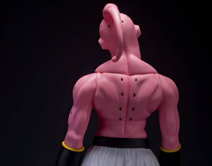 Une figurine de Majin Buu, un personnage de Dragon Ball Z, de dos. Il est rose, musclé et porte un pantalon blanc.,FI-6638739190